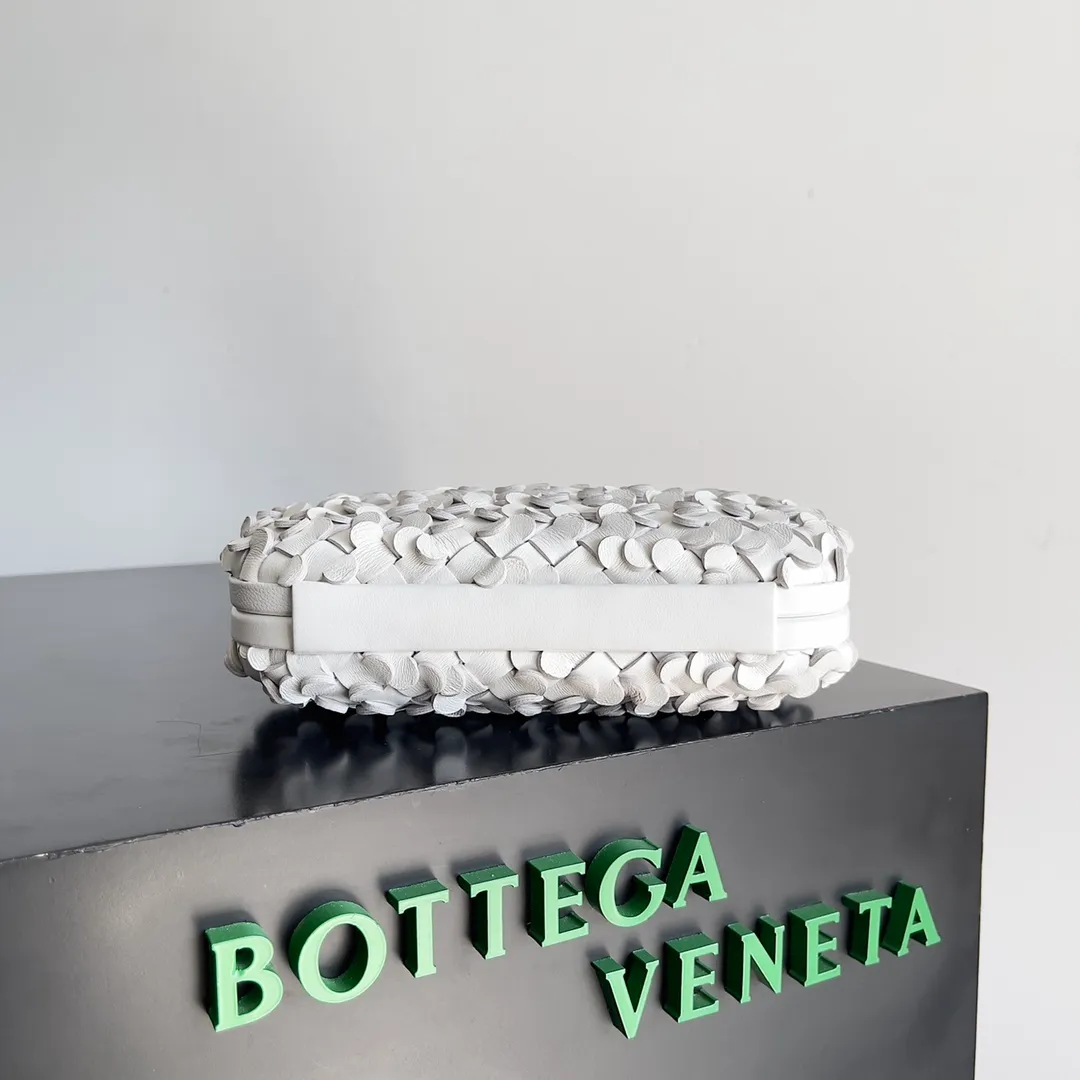 Batch 2080 Bottega Veneta 24 spring fashionable petal woven evening bag. No logo, no matter how shiny, this evening bag has gorgeous colors and eye-catching colors, and the forging of petal craftsmanship reveals the prosperity of spring. Original leather ➕ stainless steel hardware ➕ 24k real gold plating ➕ all handmade. Those who know a little bit about the history of our brand should have heard that the knot is a story of Bottega Veneta, and it is also one of the more important perfectly designed styles. Style number: 717622 Size: 20.5*6*12.5